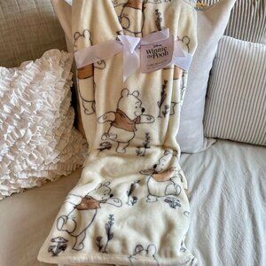 NEW WITH TAGS Disney Winnie The Pooh Dancing Walking in Field Blanket